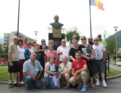 החברים באנדרטה לזכרו של יצחק רבין בעיר בראשוב