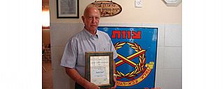 מאור עם תעודת ההקורה שקיבל בכנסת
