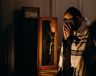 יהודי בתפילה. צילום: cottonbro studio, pexels