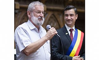 הרב יוסף וסרמן נושא דברים במצעד החיים ברומניה