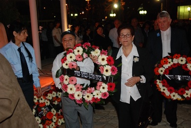 גב' פרידה אוקטן ומר אברהם מנין מניחים זר בטקס