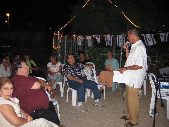 ערב קריוקי בחצר המועדון