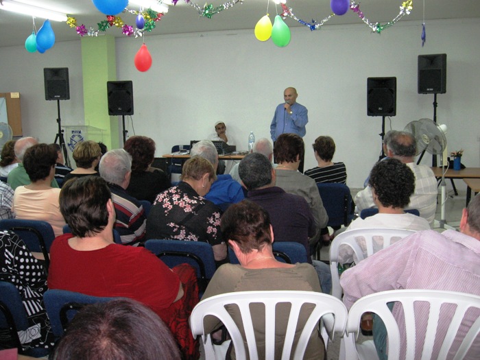 הרמת כוסית לכבוד פסח, אפריל 2008