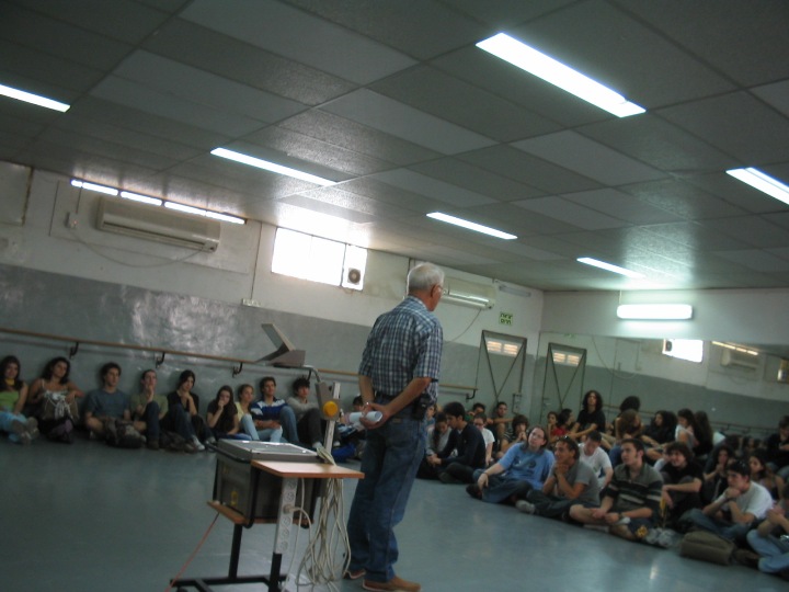 יו"ר הסניף חיים ירקוני בהרצאה בבי"ס תלמה ילין