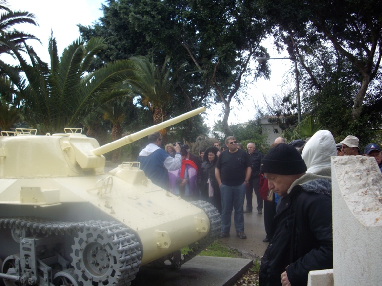 ליד הטנק המצרי שחדר לנגבה ב-1948