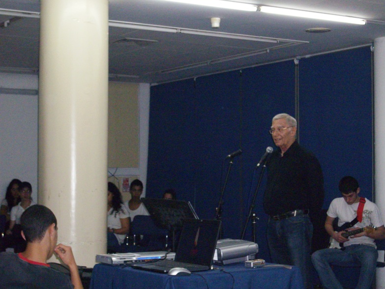 יו"ר הסניף חיים ירקוני מרצה בערב יום השואה בבית ראשונים, אפריל 2009