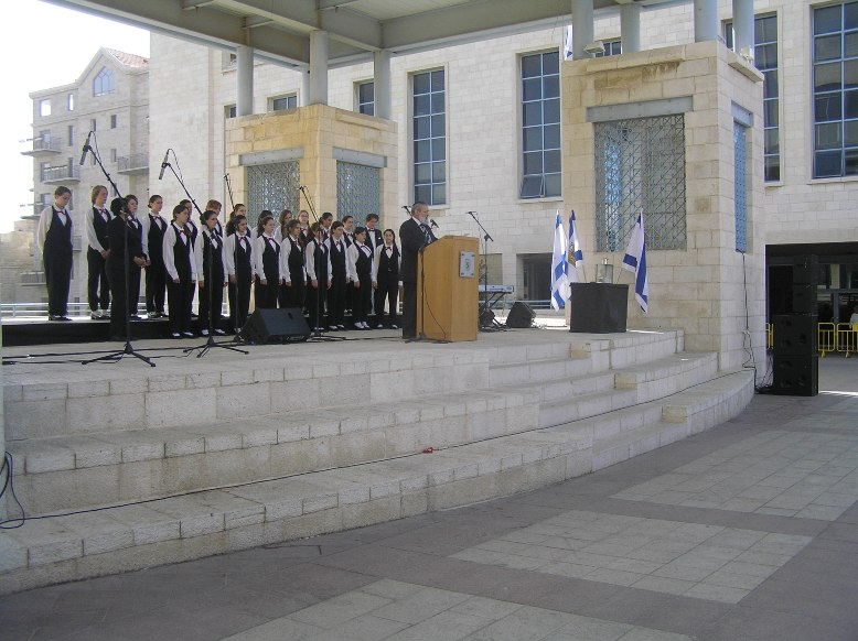 יו"ר המחוז הרב יוסף וסרמן בטקס יום השואה בעיריית ירושלים, אפריל 2009