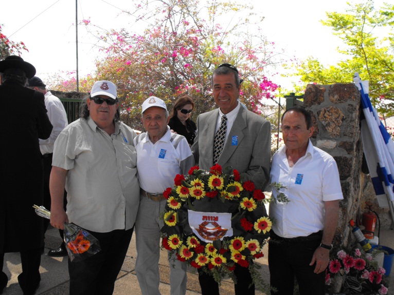 נציגי הנהלת הסניף בטקס יום הזיכרון בבית העלמין בערד, אפריל 2009