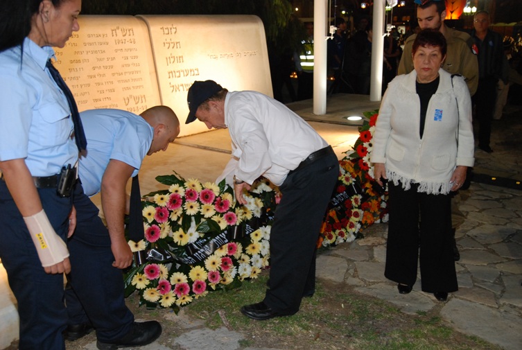 הנחת זר מטעם ``צוות``- סניף חולון בטקס ערב יום הזיכרון בחולון