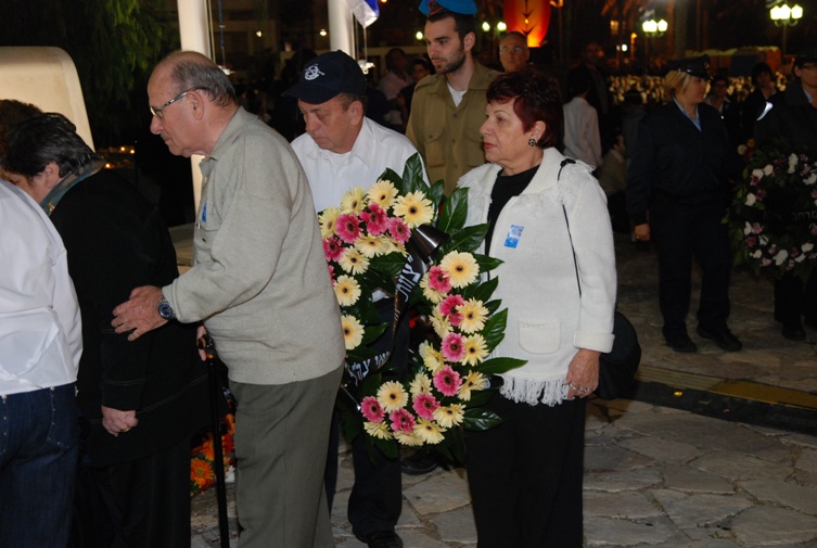 הנחת זר מטעם ``צוות``- סניף חולון בטקס ערב יום הזיכרון בחולון