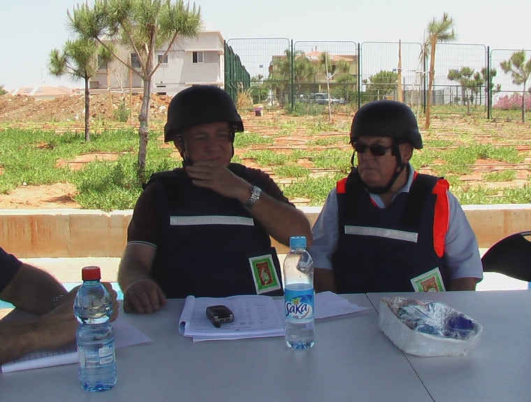 חברי "צוות", שיקל ושלמוני, במהלך תרגיל פיקוד העורף תוך כדי ניהול ארוע, יוני 2009