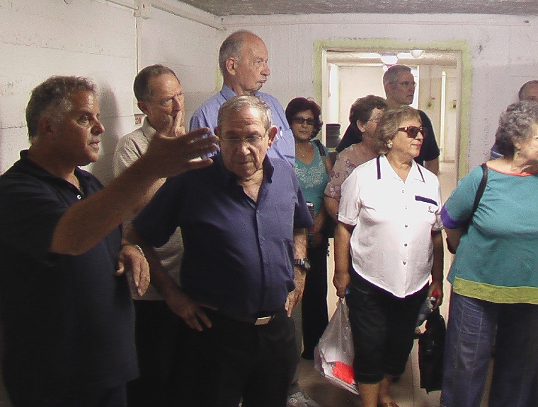 חברי צוות כפ"ס במהלך תדריך במרכז ההפעלה של עיריית כפ"ס בחרום, מאי 2009