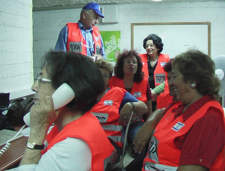 חברות "צוות" מוקדניות במרכז ההפעלה העירוני בתרגיל פיקוד העורף, יוני 2009