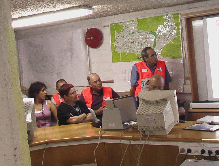 חברי "צוות" (עם וסטים כתומים) במהלך תרגיל פיקוד העורף, מאי 2009