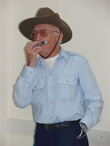 עודד נגבי, חבר הסניף, בהרצאה במועדון "עמך" בפ"ת