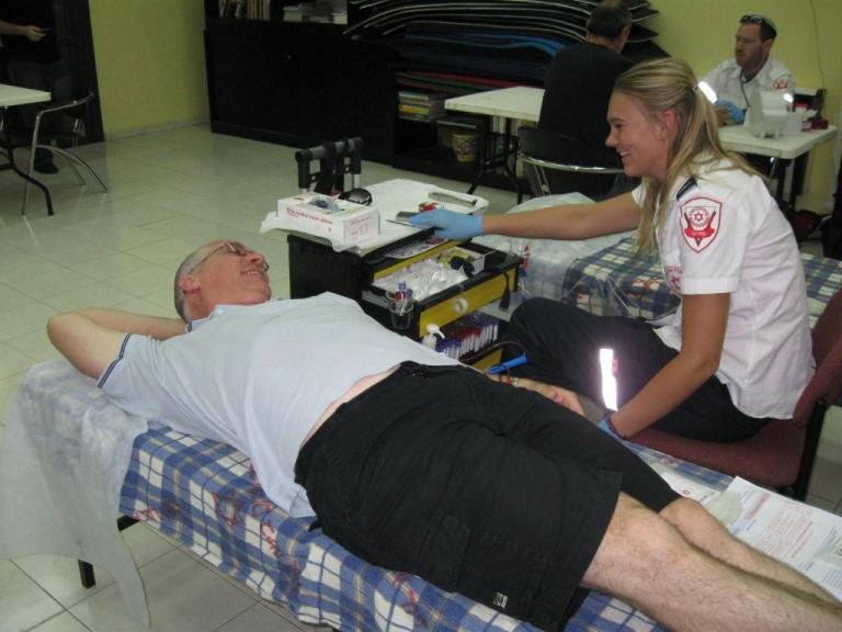 התרמת דם במועדון הסניף, אוגוסט 2009