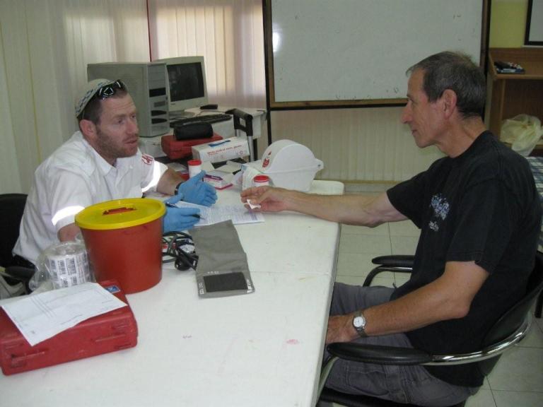 התרמת דם במועדון הסניף, אוגוסט 2009