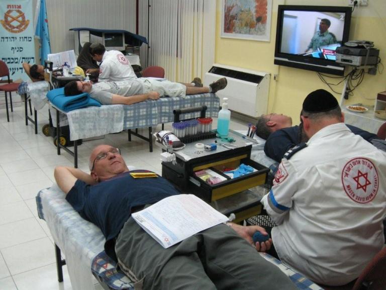 התרמת דם במועדון הסניף, אוגוסט 2009