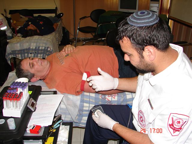 התרמת דם במועדון צוות ברעות, יולי 2006