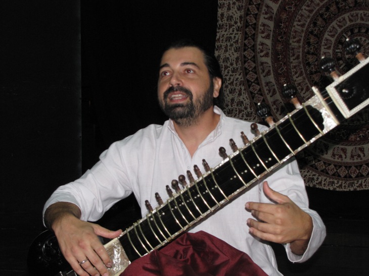 מופע/הרצאה של בני דגובס- נגן סיטאר למוזיקה הודית קלסית שנערך ב- 22.10.2009