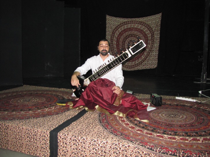 מופע/הרצאה של בני דגובס- נגן סיטאר למוזיקה הודית קלסית שנערך ב- 22.10.2009