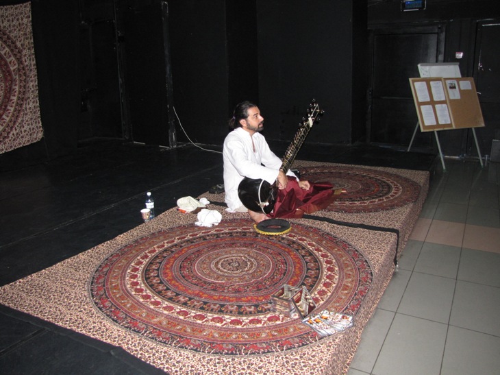 מופע/הרצאה של בני דגובס- נגן סיטאר למוזיקה הודית קלסית שנערך ב- 22.10.2009