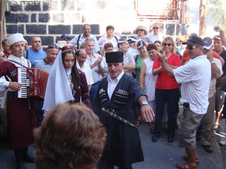 רוקדים בכפר הצ`רקסי כפר קמא, יולי 2009
