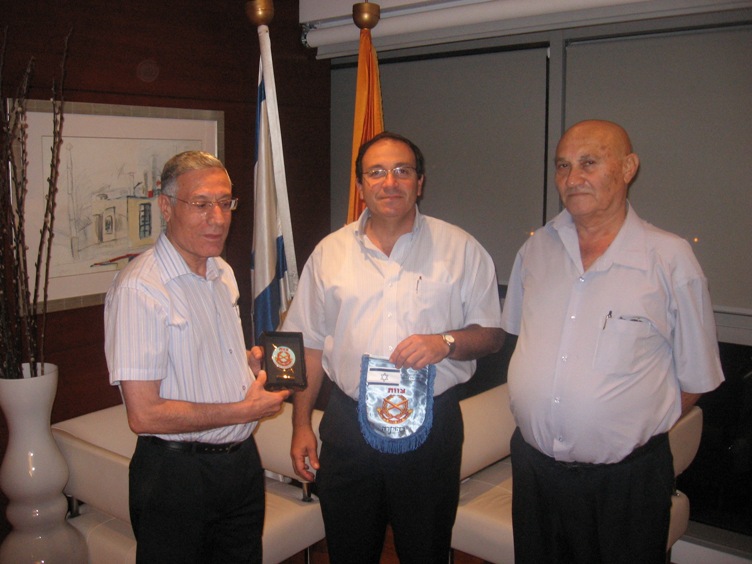 ראש עיריית ראשל"צ בביקור בסניף "צוות" בעיר