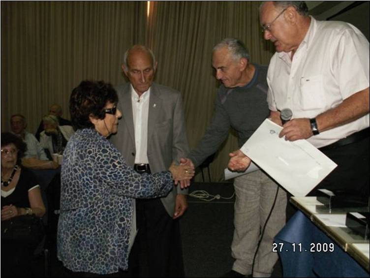 טקס חלוקת תעודות לחברי הסניף שהגיעו לגבורות ולבני משפחות חברים שהלכו לעולמם, שהתקיים ב-27.11.09