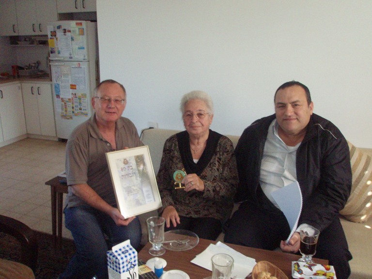 ביקור אצל אלמנת חבר הסניף איילה ברק במעגן מיכאל והענקת תעודת הגעה לגבורות