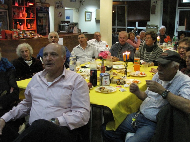 מסיבת חברים והדלקת נרות חנוכה שנערכה ב- 17 בדצמבר 2009