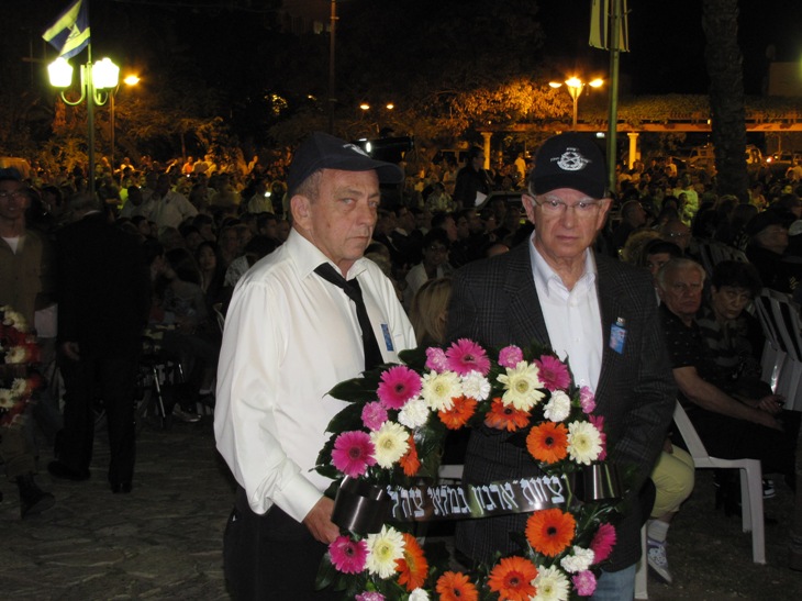 טקס ערב יום הזיכרון לחללי מערכות ישראל ונפגעי פעולות איבה שנערך ברחבת אנדרטת הזיכרון ב-18.4.10