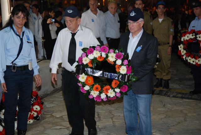 טקס ערב יום הזיכרון לחללי מערכות ישראל ונפגעי פעולות איבה שנערך ברחבת אנדרטת הזיכרון ב-18.4.10