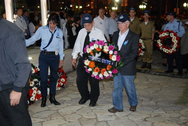 טקס ערב יום הזיכרון לחללי מערכות ישראל ונפגעי פעולות איבה שנערך ברחבת אנדרטת הזיכרון ב-18.4.10
