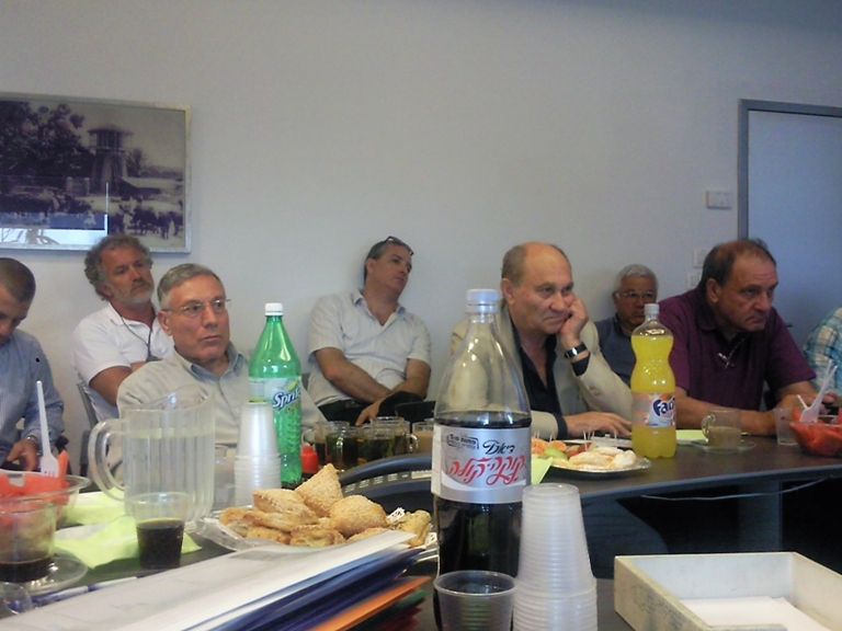 ישיבה לתדרוך ושיבוץ בכירים מהסניף במערך החירום של העיריה, אפריל 2010