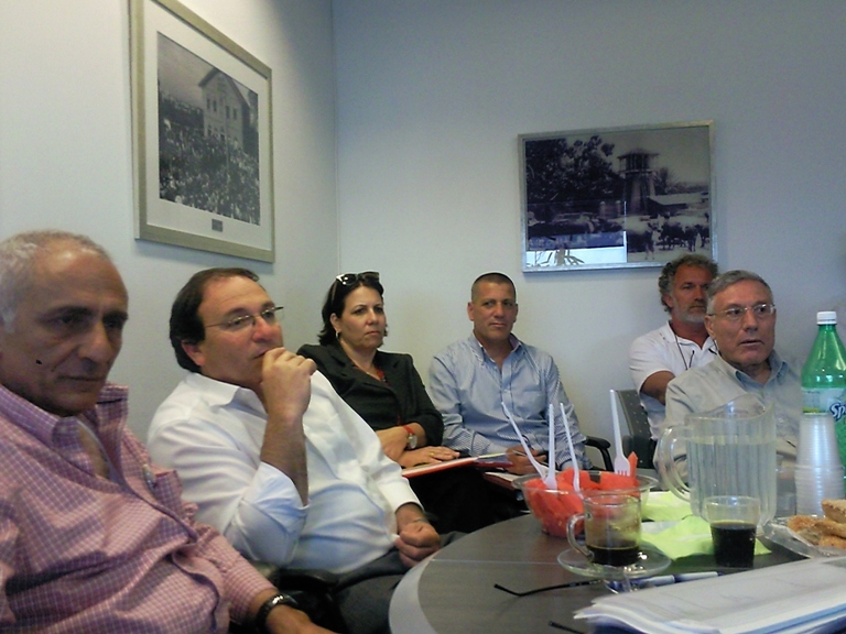 ישיבה לתדרוך ושיבוץ בכירים מהסניף במערך החירום של העיריה, אפריל 2010