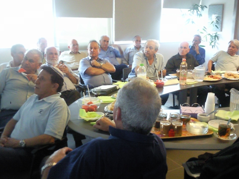 ישיבה לתדרוך ושיבוץ בכירים מהסניף במערך החירום של העיריה, אפריל 2010