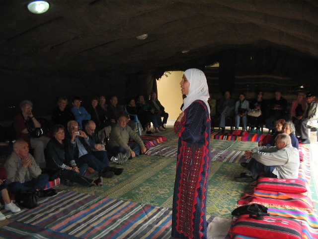 סניף גבעתיים: ביקור אצל הרוקמות הבדואיות בלאקייה