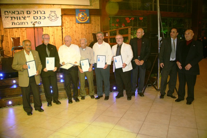 סניף רחובות: חברי הנהלת הסניף מקבלים תעודות הוקרה באירוע השנתי, דצמבר 2006