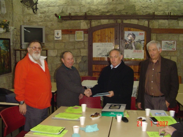 סניף העמקים: הענקת אות המתנדב לחבר הנהלת סניף העמקים סא"ל במיל` אדי משה