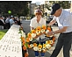 גב` רינה שמש ומר נחום פלד מניחים זר בטקס העירוני לזכר נפגעי פעולות איבה שנערך ב-23 באפריל 2012