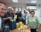 חברי הסניף משתתפים במבצע אריזת חבילות שי "אור מדור לדור", שהתקיים ב-24 בנובמבר 2013
