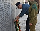 יו"ר הסניף חיים ירקוני מניח זר באנדרטת חללי השריון בלטרון, 2009