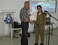 יו"ר הסניף מקבל תעודת הוקרה מפיקוד העורף על פעילות ההתנדבות של חברי הסניף בתרגילים של הפיקוד
