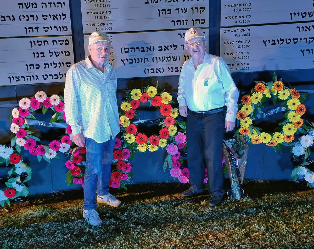 נציגי סניף כרמיאל מניחים את זר צוות באנדרטה בערב יום הזיכרון