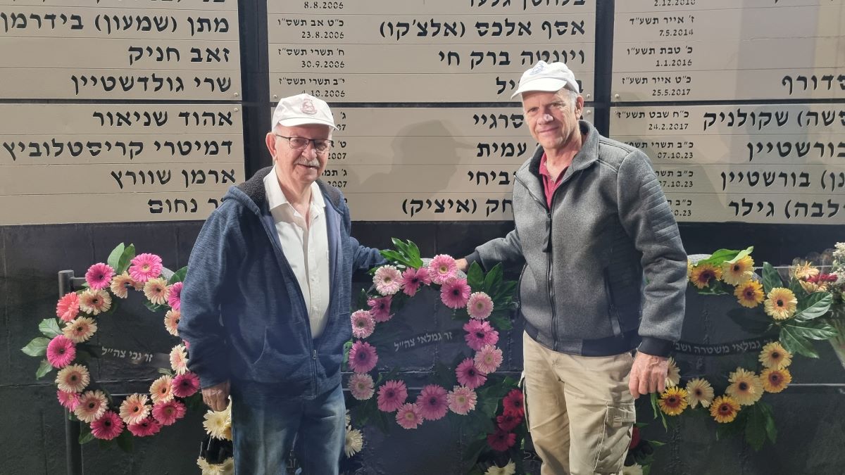 נציגי סניף כרמיאל מניחים את זר צוות בטקס ערב יום הזיכרון