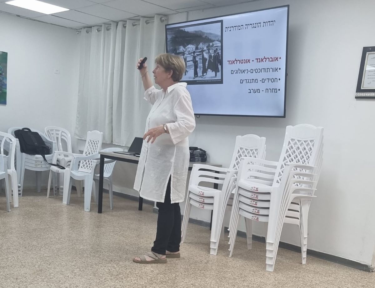 אסתי בוזי בהרצאה בפני חברי סניף כרמיאל לרגל יום השואה
