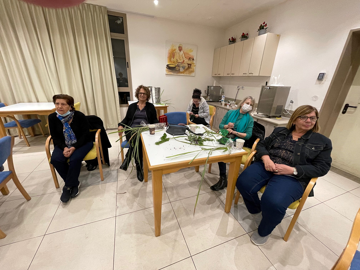 חברות מועדון הנשים של סניף כפר סבא במפגש בנושא גידול צמחי בית