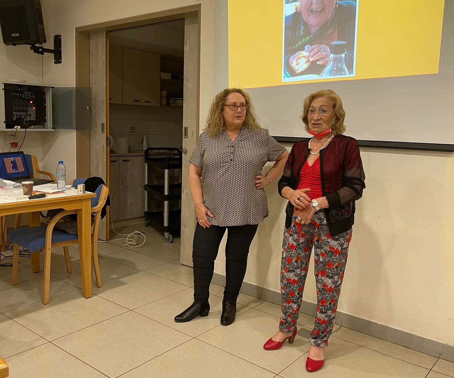 אופירה עזריאלי מופיעה בפני מועדון הנשים של סניף כפר סבא ביום השואה